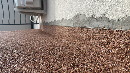 Komplet kamienny dywan 538kg (ok. 30 m²) – Marmur Brązowy + grunt