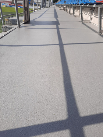 System na podłogę z żywicą UV oraz żywicą gruntującą na wilgotne podłoże